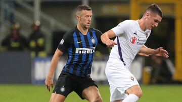MILAN, ITALY - SEPTEMBER 25: Nikola Milenkovic (R) of ACF Fiorentina is challenged by Ivan Perisic of FC Internazionale during the Serie A match between FC Internazionale and ACF Fiorentina at Stadio Giuseppe Meazza on September 25, 2018 in Milan, Italy.