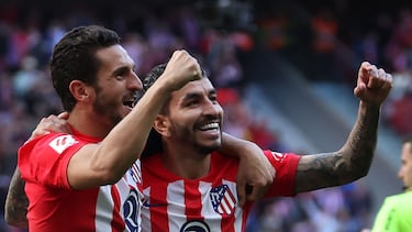 Koke abraza a Correa en uno de los goles del Atlético.