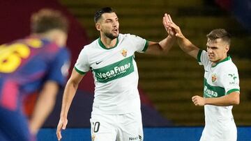 BARCELONA, 02/11/2025.- El delantero del Elche Rafa Mir (c) celebra su gol durante el partido de LaLiga entre el FC Barcelona y el Elche CF, este domingo en el estadio Olímpico Lluis Companys. EFE/Enric Fontcuberta