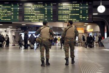 Despliegue de soldados belgas en la estación de trenes de Bruselas.