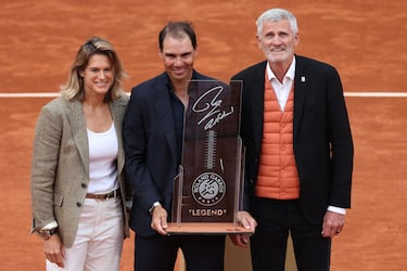 El exjugador español Rafael Nadal posa con la directora del Abierto de Roland-Garros, Amélie Mauresmo (izq.), y el presidente de la Federación Francesa de Tenis, Gilles Moretton (der.). 