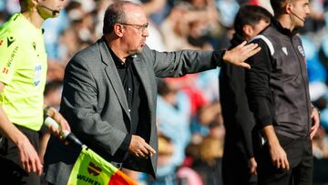 El entrenador Rafa Benítez realiza indicaciones durante el partido entre el Celta y el Granada disputado en Balaídos.