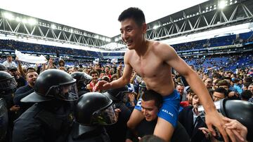 BARCELONA, SPAIN - MAY 18: Wu Lei of RCD Espanyol leaves the pitch on a fan's shoulders at the end of the La Liga match between RCD Espanyol and Real Sociedad at RCDE Stadium on May 18, 2019 in Barcelona, Spain. (Photo by Alex Caparros/Getty Images)