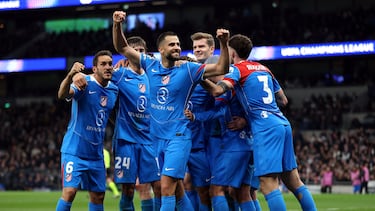 2-2. David Hancko celebra el segundo gol con sus compañeros.