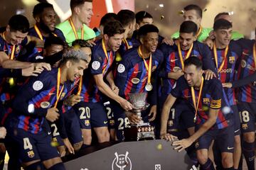 Los jugadores levantan el trofeo de la Supercopa.