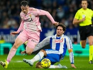CORNELLÁ EL PRAT (BARCELONA), 09/03/2026.- El delantero uruguayo del Real Oviedo Federico Viñas (i) supera la entrada del defensa uruguayo del Espanyol Leandro Cabrera durante el partido de la jornada 27 de LaLiga que RCD Espanyol y Real Oviedo disputan hoy lunes en el RCDE Stadium. EFE/Enric Fontcuberta
