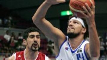 <b>DURO DUELO.</b> La lucha bajo los aros ha sido fundamental en el partido que decidió el liderato del grupo.