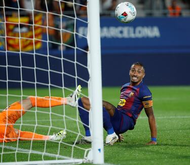 El jugador brasileño no salió de titular, pero le dio igual. Saliendo desde el banquillo, Rapnhinha hizo un doblete.