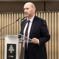 Louzán estrena cargo con los árbitros internacionales