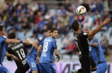 El delantero del Levante David Barral intenta rematar de cabeza entre la defensa del Getafe.