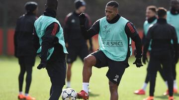 Antonio Valencia controla un bal&oacute;n. 