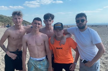 Pillan al jugador del City, Phil Foden, jugando en la playa sin mantener la seguridad