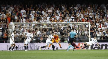 1-2. Alexandre Lacezette marcó el segundo gol.