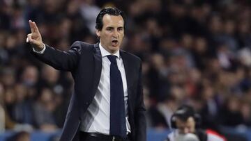 Paris Saint-Germain's Spanish headcoach Unai Emery gestures during the French L1 football match between Paris Saint-Germain (PSG) and Monaco (ASM) on April 15, 2018, at the Parc des Princes stadium in Paris. / AFP PHOTO / Thomas Samson