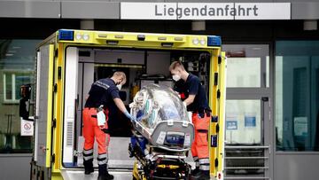 22 August 2020, Berlin: Paramedics from the Bundeswehr rescue service bring back the special stretcher, with which the Russian opposition activist Alexei Navalny was transferred to the Charite hospital, into the Bundeswehr intensive care transporter. Nava