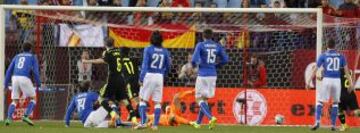 1-0. Pedro anota el primer gol.