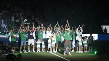 El Elche cierra su fiesta en el Martínez Valero