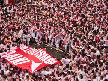 Luis Sabalza, presidente de Osasuna, lanzó el chupinazo de estos San Fermines dando inicio a una de las mayores fiestas del panorama nacional. La Plaza del Ayutamiento de Pamplona se llenó hasta la bandera.