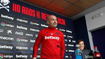 Paco L&oacute;pez en la sala de prensa del Levante.