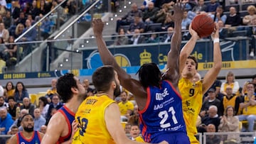 El alero argentino del Dreamland Nicolas Brussino (d) lanza a canasta ante el alero de Puerto Rico del Bahcesehir Tai Odiase este viernes, durante el segundo partido de la eliminatoria de semifinales de la Eurocopa de Baloncesto, entre el Dreamland Gran Canaria y el Bahcesehir College de Estambul (Turquía), en el Gran Canaria Arena.