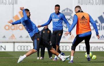 Militao, que es dudan, entre Casemiro y Benzema.