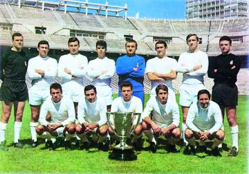 DUODECIMA LIGA TEMPORADA 1966 1967 1966/67 FORMACION CLASICA CON EL TROFEO DE CAMPEON DE LIGA BETANCORT CALPE DE FELIPE SANCHIS MIGUEL MUÑOZ PIRRIZOCO Y ARAQUISTAIN AMANCIO FELIX RUIZ GROSSO VELAZQUEZ Y GENTO