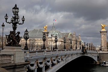 Otras instalaciones dejarán a un lado su práctica habitual para convertirse en sedes deportivas. Lugares como el Grand Palais situado en la ciudad de París cesará sus actividades como lugar de exposiciones para que en él se celebren las competiciones correspondientes a las disciplinas de esgrima y taekwondo.