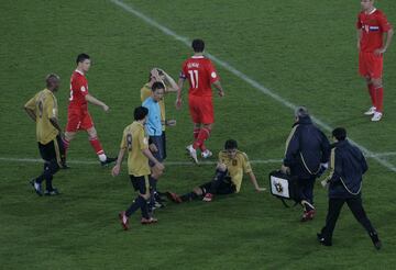 Durante la semifinal de la Eurocopa 2008 frente a Rusia sufrió una microrrotura fibrilar tras lanzar una falta que le dejó fuera también para la final. 
 