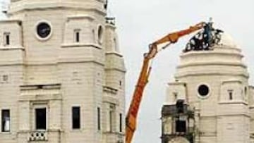 <b>ADIÓS WEMBLEY.</b> Con la demolución de las torres, que ha comenzado este viernes, el mítico Wembley dará paso a un nuevo estadio, el más caro del mundo.
