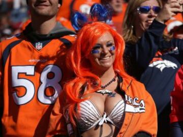 Denver, Colorado, pleno invierno. Por eso esta fan ha tenido a bien ponerse una chaqueta encima. Que si llega a ser el partido en septiembre va en bikini luciendo des.