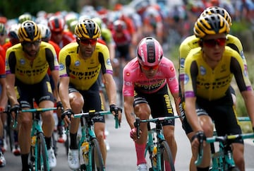 Primoz Roglic líder de la carrera con el pelotón durante la cuarta etapa del Giro de Italia de  235 km desde Orbetello hasta Frascati