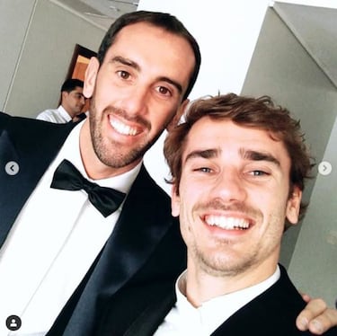 Griezmann y Godín posan durante la ceremonia.