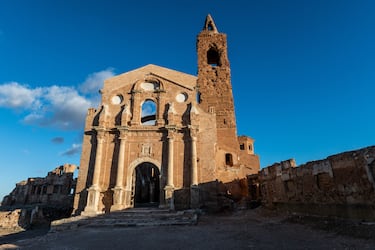 Vista de la Iglesia de San Martín de Tours en Belchite. La localidad de Belchite es conocida por una de las batallas simbólicas de la Guerra Civil Española, la Batalla de Belchite, que terminó con 5.000 bajas entre los dos contendientes, y como resultado de los combates, la localidad quedó destruida. En lugar de reconstruirla, el dictador Francisco Franco decidió crear una nueva localidad cercana (hoy conocida como Belchite Nuevo), dejando intactas las ruinas de la anterior como recuerdo de la guerra civil.