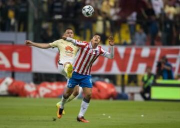 Así se vivió dentro del campo la gran batalla que sostuvieron Águilas y Chivas en el Estaduio Azteca este sábado por la noche.