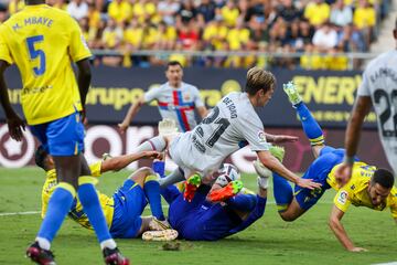 Se formó una melé entre De Jong, Ledesma y un zaguero del Cádiz y en el lío  apareció Robert Lewandowski para empujarla al fondo de la portería.