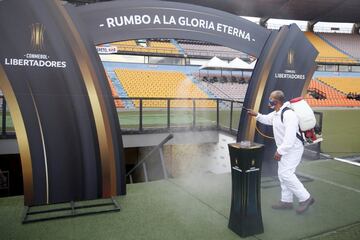 Un trabajador desinfecta el estadio Atanasio Girardot antes del partido de la Copa Libertadores entre Deportivo Independiente Medellín y Caracas. Todos los partidos de la competición se juegan a puerta cerrada como medida de prevención contra el coronavirus.