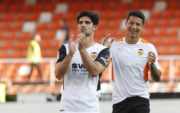 Guedes y Marcos André despidiéndose de la afición del Valencia tras el último partido en Mestalla.