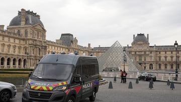 Un coche patrulla el patio del museo del Louvre.