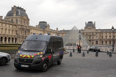 Un coche patrulla el patio del museo del Louvre.