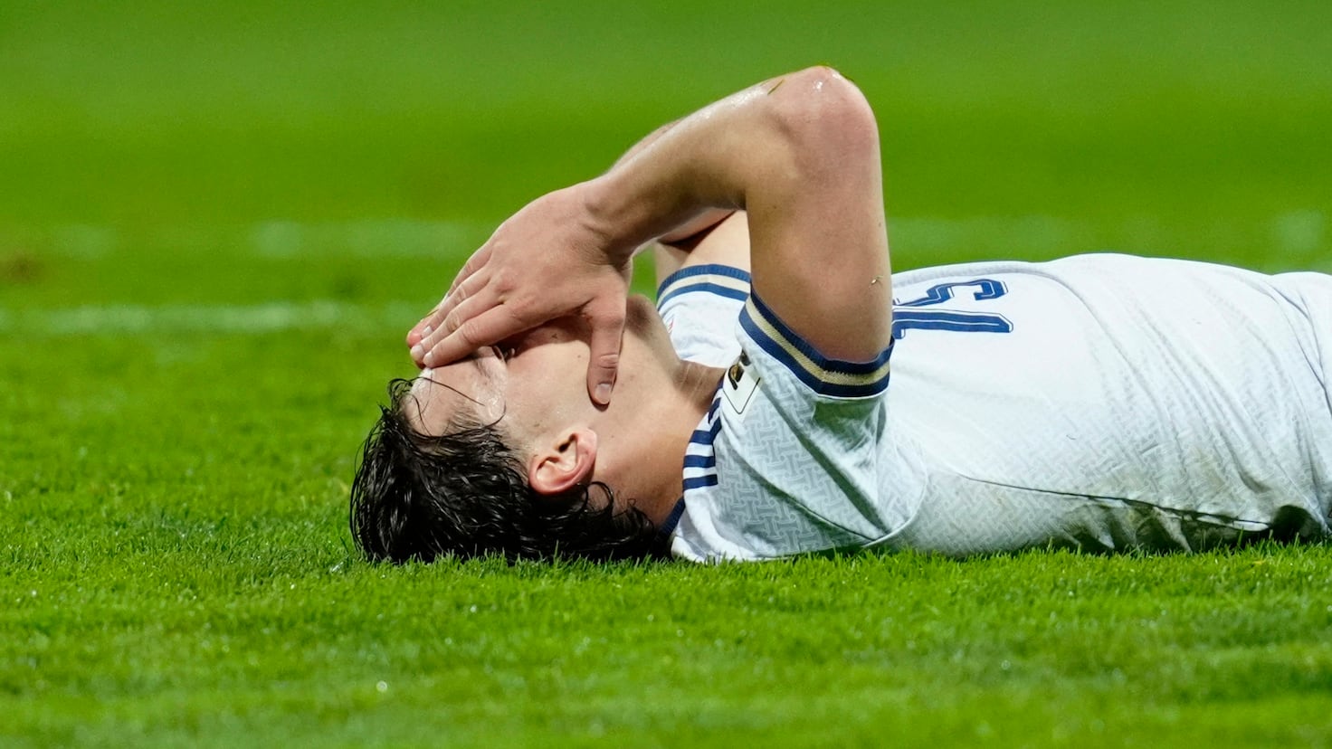 Jugadores italianos lamentando la derrota