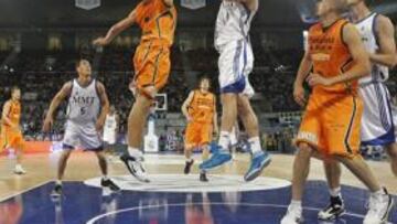 <b>CERTERO. </b>Felipe Reyes superó a Ayón y al resto de pívots del Fuenlabrada. El capitán blanco estuvo muy preciso cerca de la canasta. El mejor junto a Llull y a Mirotic.