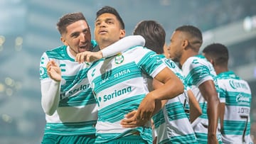 Jugadores de Santos Laguna festejan un gol en el TSM Corona