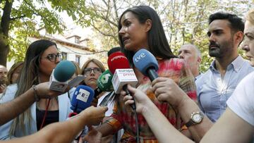 Bego&ntilde;a Villacis, realiza declaraciones a la prensa durante su visita al Mercadillo del Rastro de Madrid. 