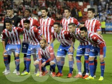 El once inicial del Sporting de Gijón. De pie: Cuéllar, Ndi, Sergio Álvarez, Luis Hernández y Jorge Mere. Agachados: Rachid, Carmona, Lora, Jonny, Sanabria e Isma López.

