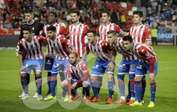 El once inicial del Sporting de Gijón. De pie: Cuéllar, Ndi, Sergio Álvarez, Luis Hernández y Jorge Mere. Agachados: Rachid, Carmona, Lora, Jonny, Sanabria e Isma López.