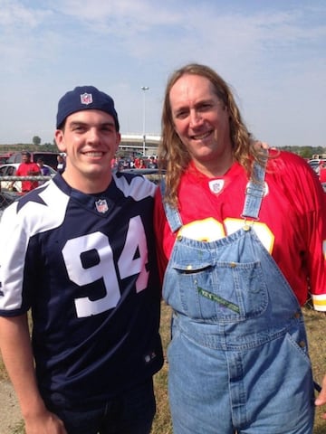 El baterista de Tool suele mantenerse fuera de la luz pública, sin embargo, han habido varios aficionados del fútbol americano que se lo han encontrado durante los partidos apoyando a los Chiefs.