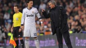 Özil y Mourinho chocaron en Old Trafford.
