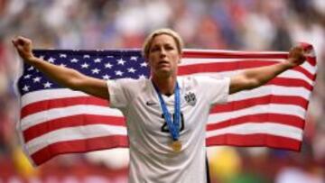 Wambach, con la bandera de Estados Unidos.