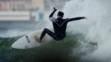 Eneko Acero surfeando en casa.