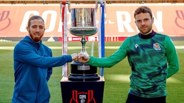 Iker Muniain y Asier Illarramendi posan con el trofeo de la Copa del Rey.